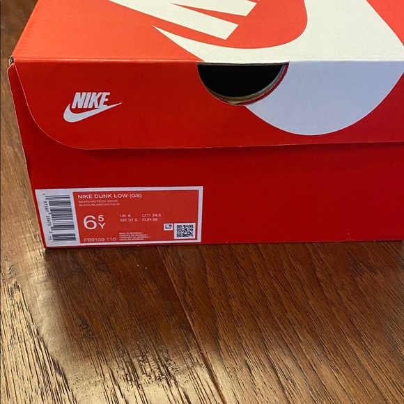 NWT Nike Purple Dunk Low Size 6.5Y - Picture 7 of 7